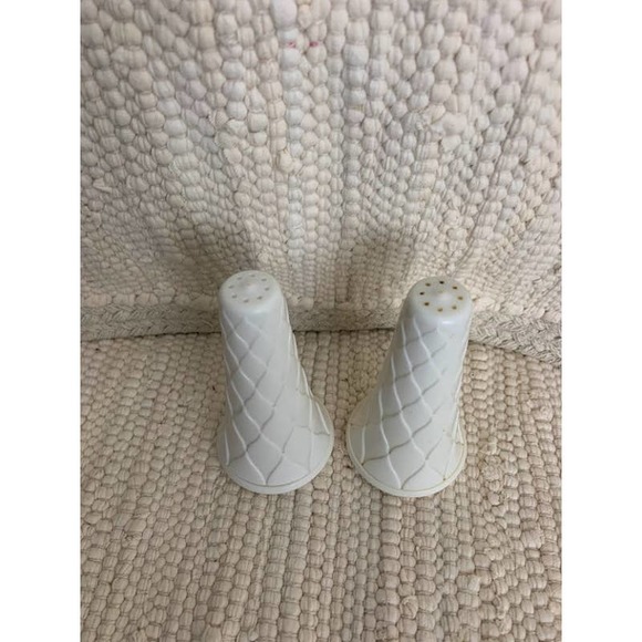 Vintage melamine white textured salt and pepper shakers - Picture 8 of 9